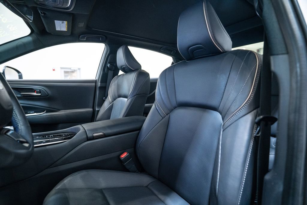 Used 2024 Toyota Crown Limited w/ Advanced Technology Package image 6