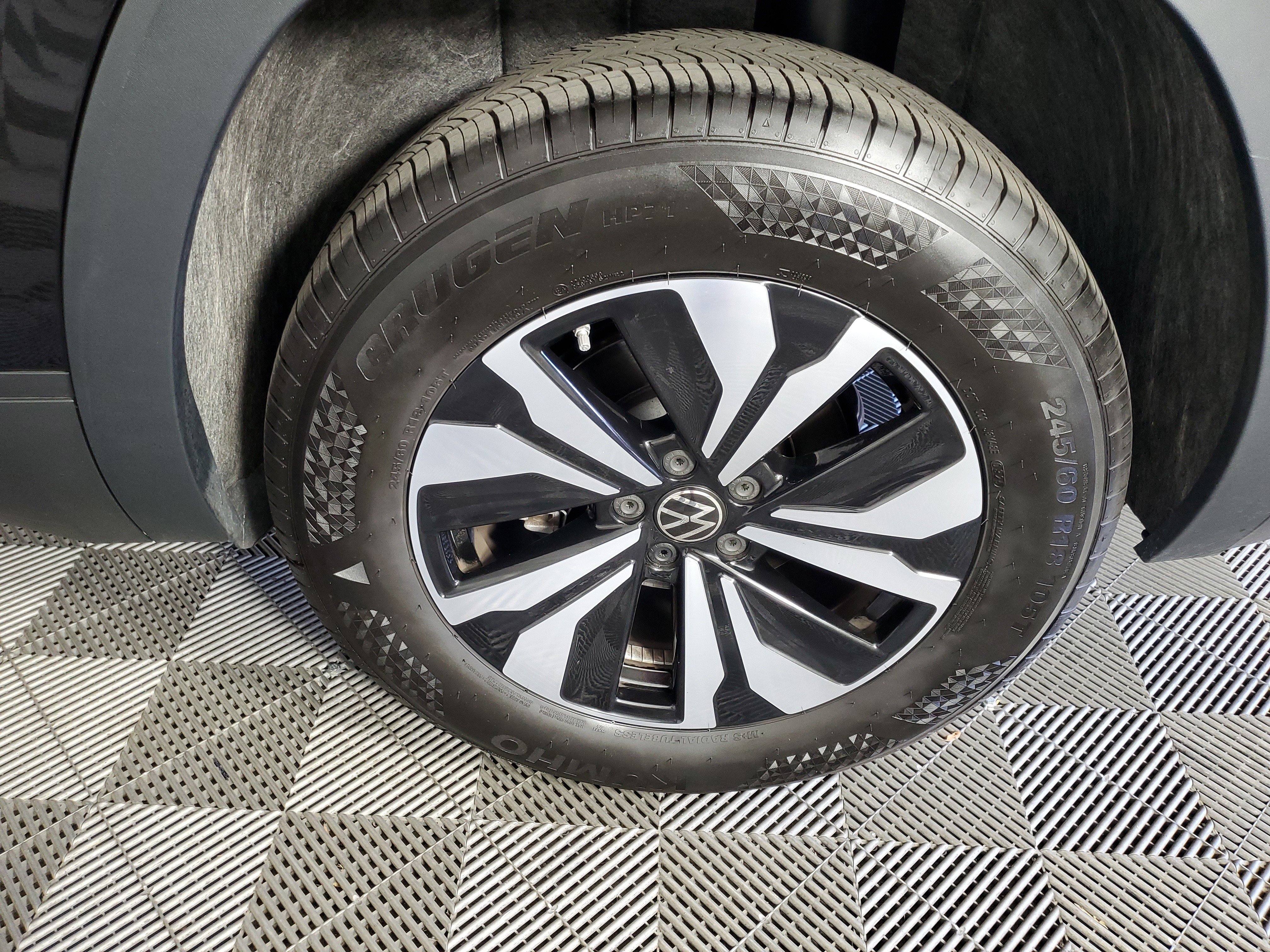 Used 2025 Volkswagen Atlas Cross Sport SE image 30