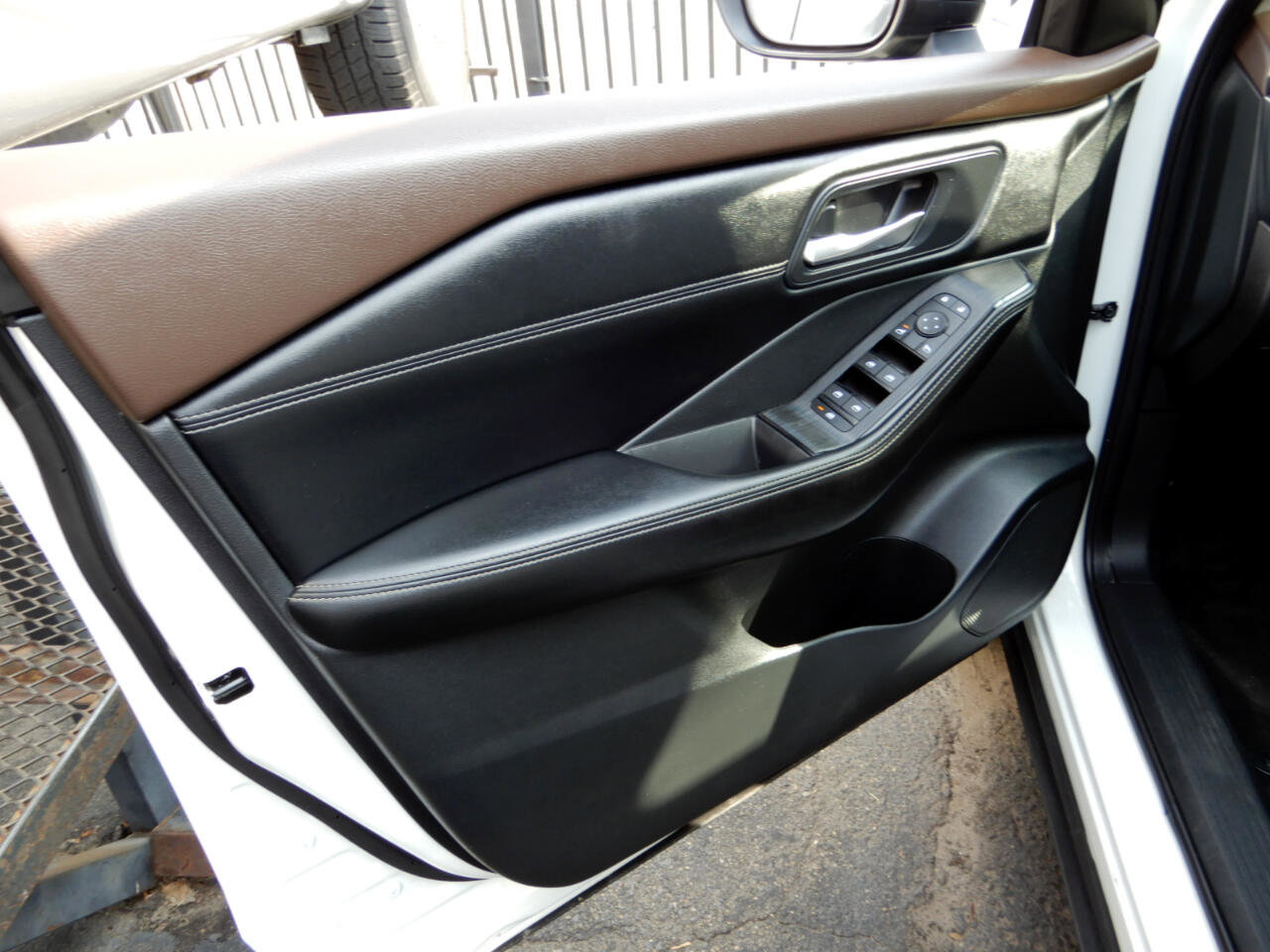 Used 2023 Nissan Rogue SV w/ SV Premium B Package image 27