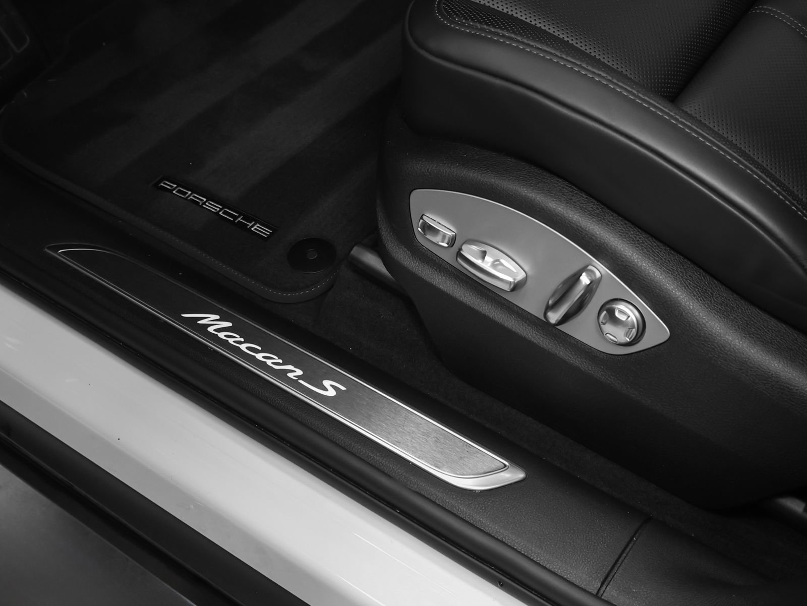 Certified 2025 Porsche Macan S image 30