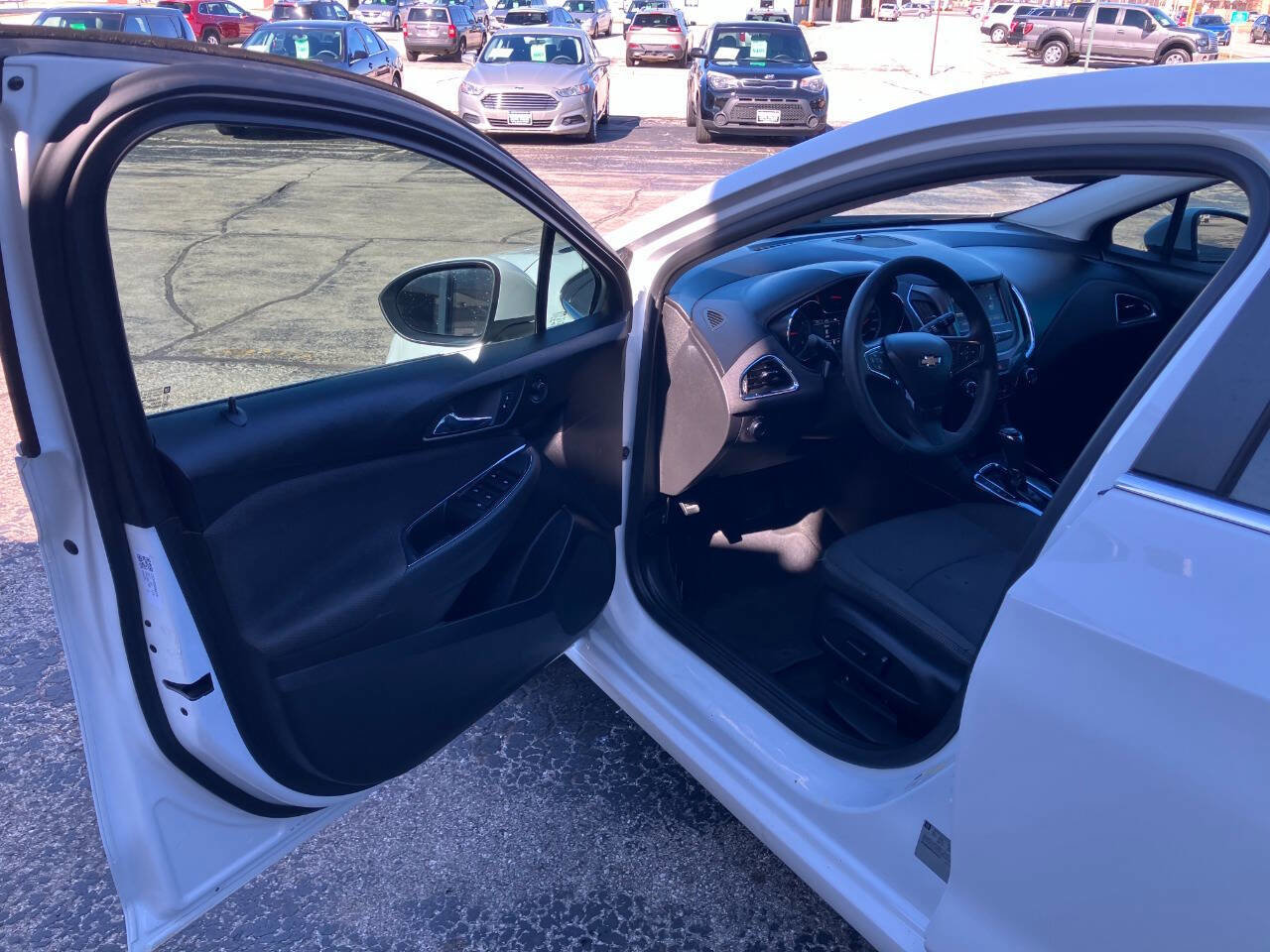Used 2017 Chevrolet Cruze LT w/ Convenience Package FWD image 9