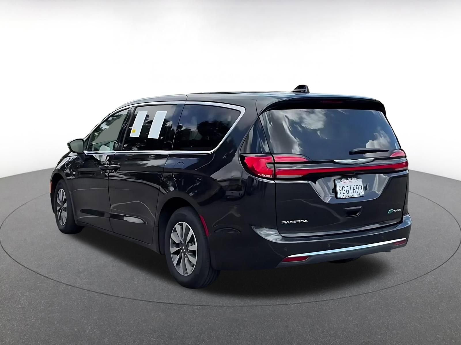 Used 2023 Chrysler Pacifica Touring-L image 11