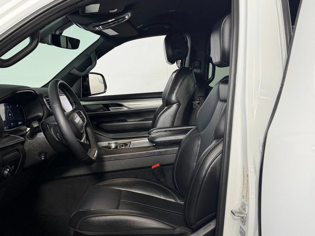 Used 2025 Jeep Wagoneer 4WD image 19