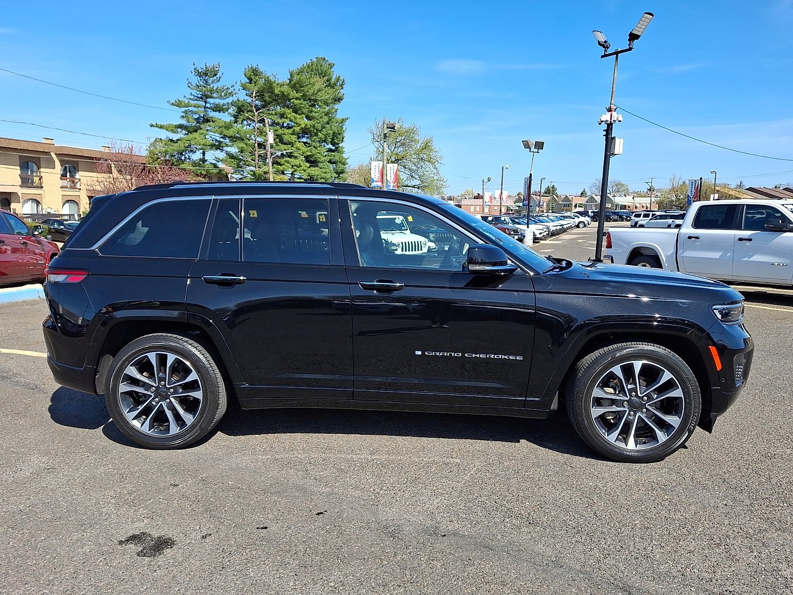 Used 2023 Jeep Grand Cherokee Overland AWD/4WD image 7