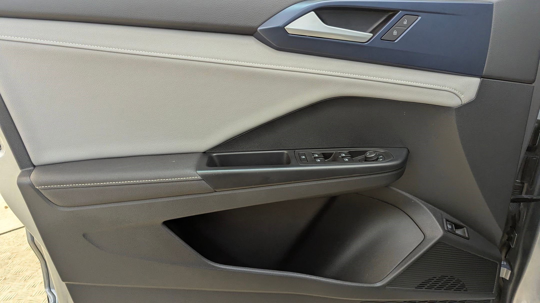 Used 2024 Volkswagen Taos SE image 21