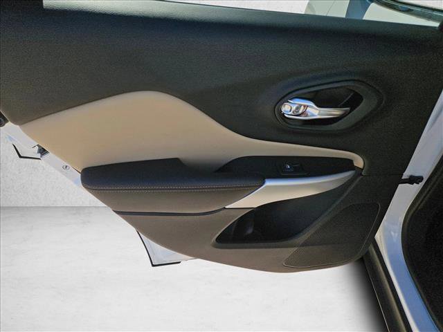 Used 2018 Jeep Cherokee Limited w/ Technology Group image 12