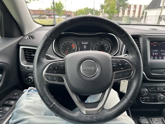 Used 2019 Jeep Cherokee Latitude w/ Cold Weather Group AWD/4WD image 39