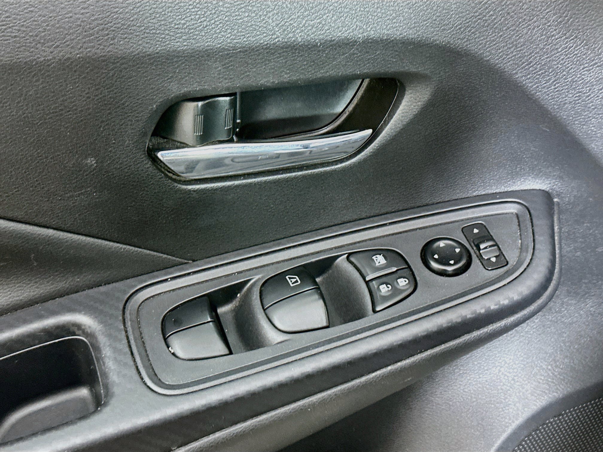 Used 2025 Nissan Versa SV FWD image 15