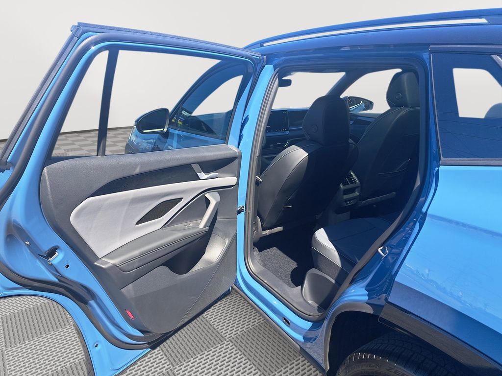 New 2025 Volkswagen Tiguan SE R-Line image 13