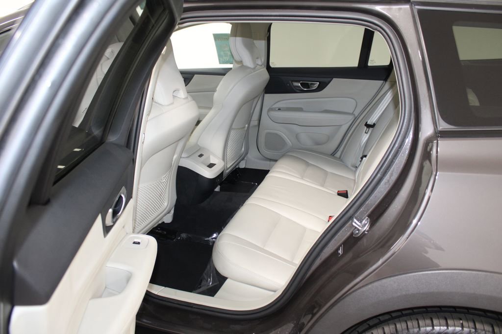 Used 2024 Volvo V60 B5 Cross Country Plus image 26
