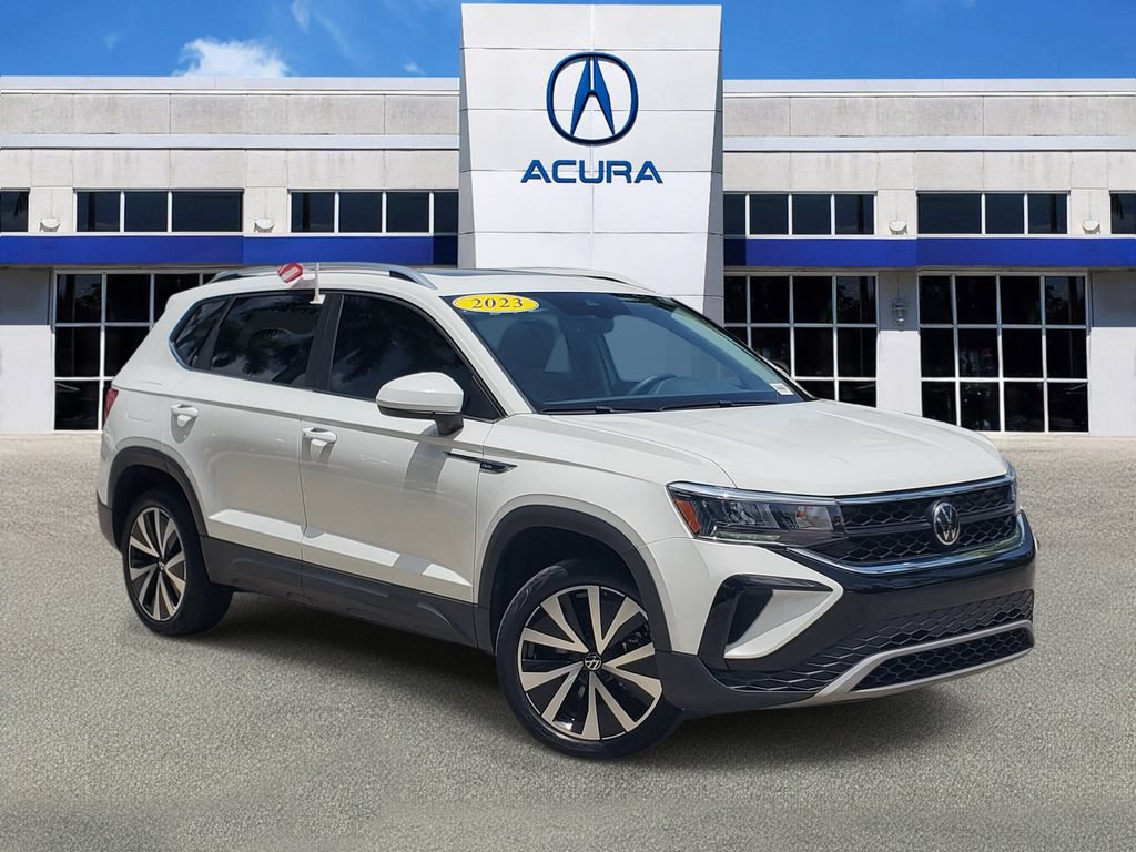 Used 2023 Volkswagen Taos SE w/ Panoramic Sunroof Package