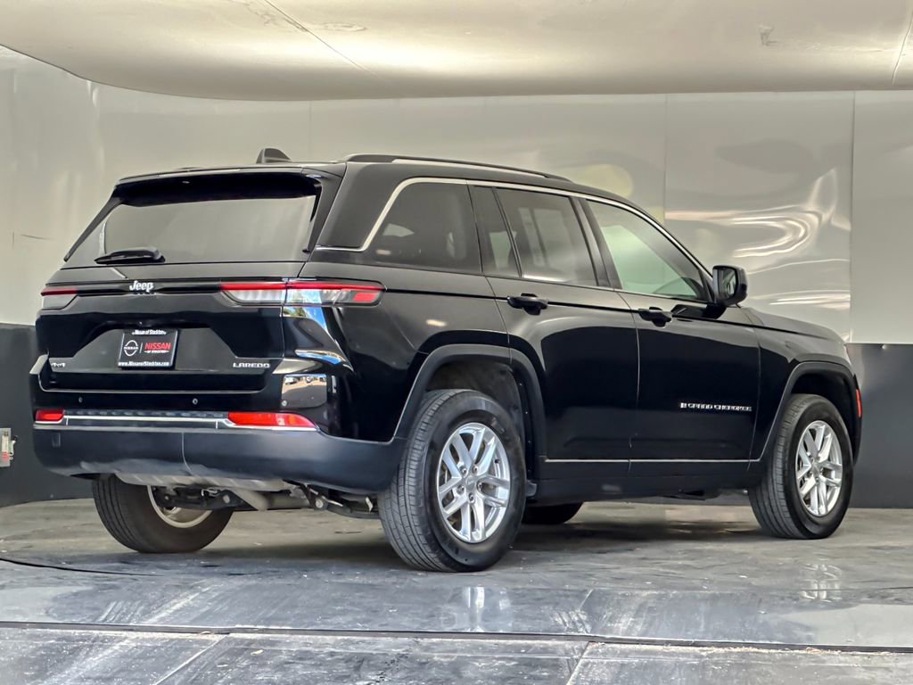 Used 2023 Jeep Grand Cherokee Laredo w/ Luxury Tech Group I AWD/4WD image 3