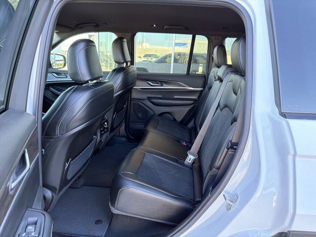 New 2026 Jeep Grand Cherokee Altitude image 9