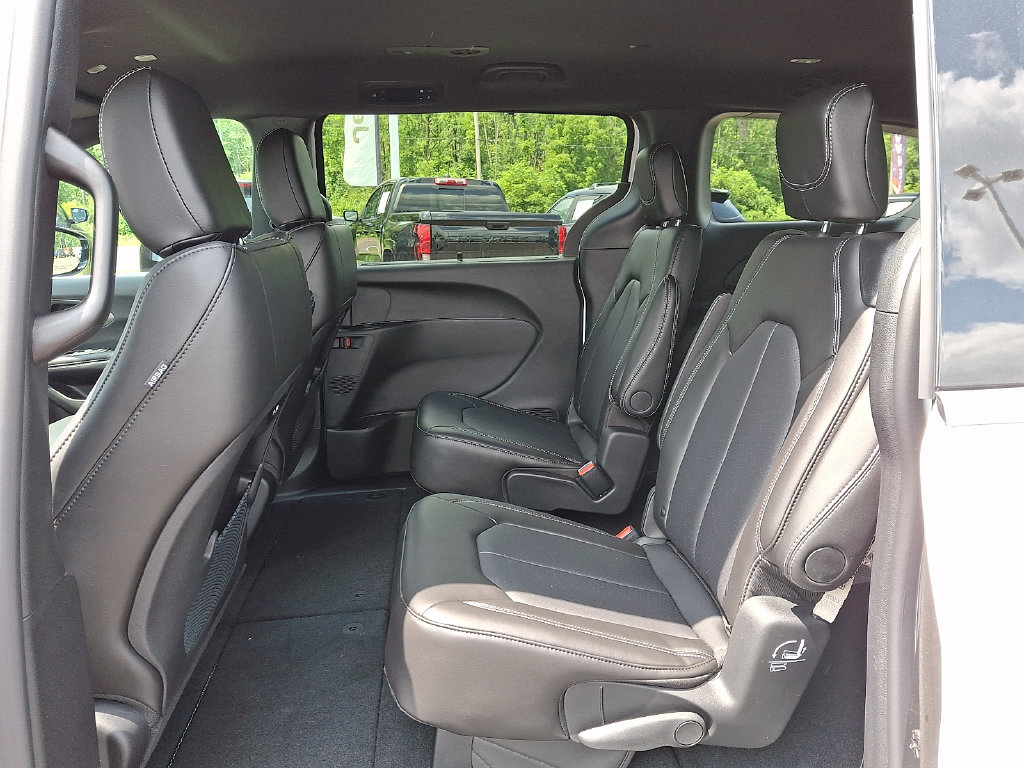 New 2027 Chrysler Pacifica Select AWD/4WD image 7
