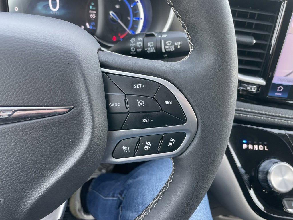 Used 2024 Chrysler Pacifica Select image 23