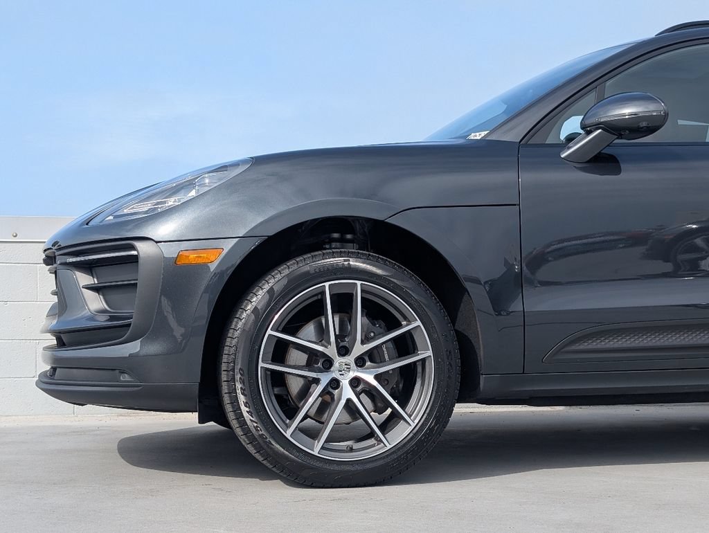 Certified 2024 Porsche Macan AWD/4WD image 9