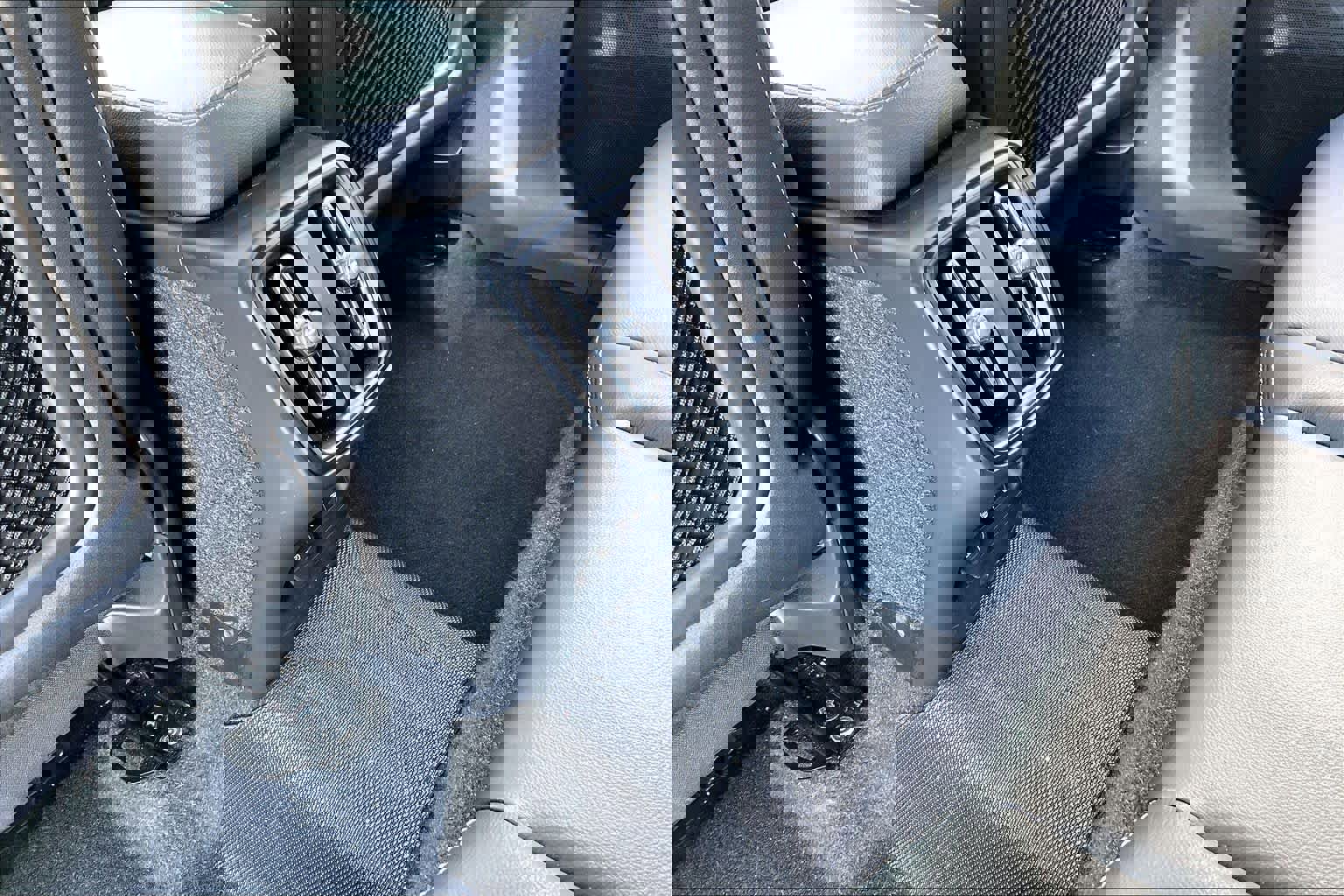 Used 2023 Volvo XC40 B5 Core w/ Convenience Package image 36