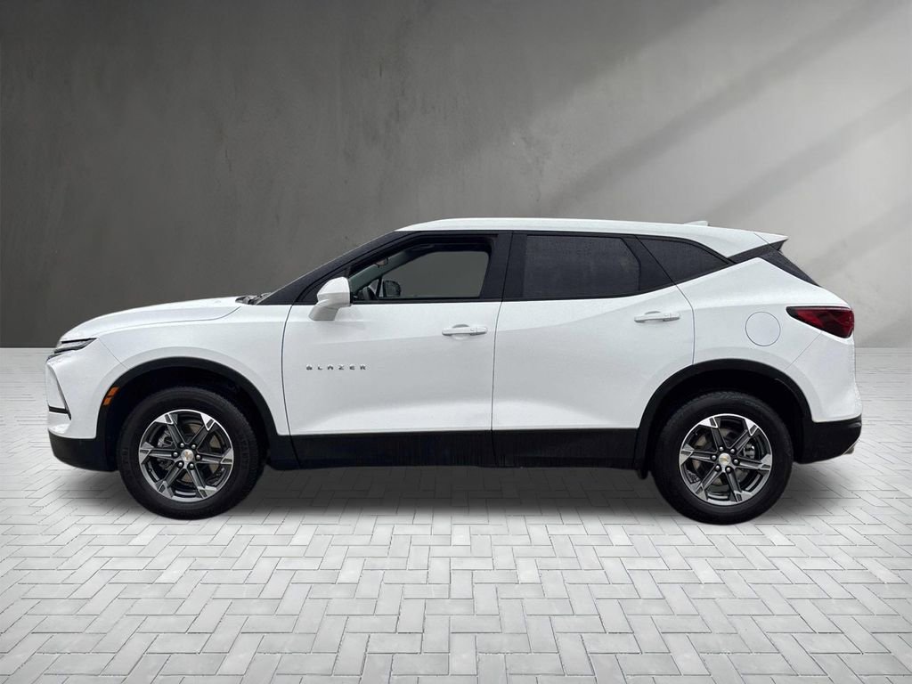 Used 2025 Chevrolet Blazer LT image 2