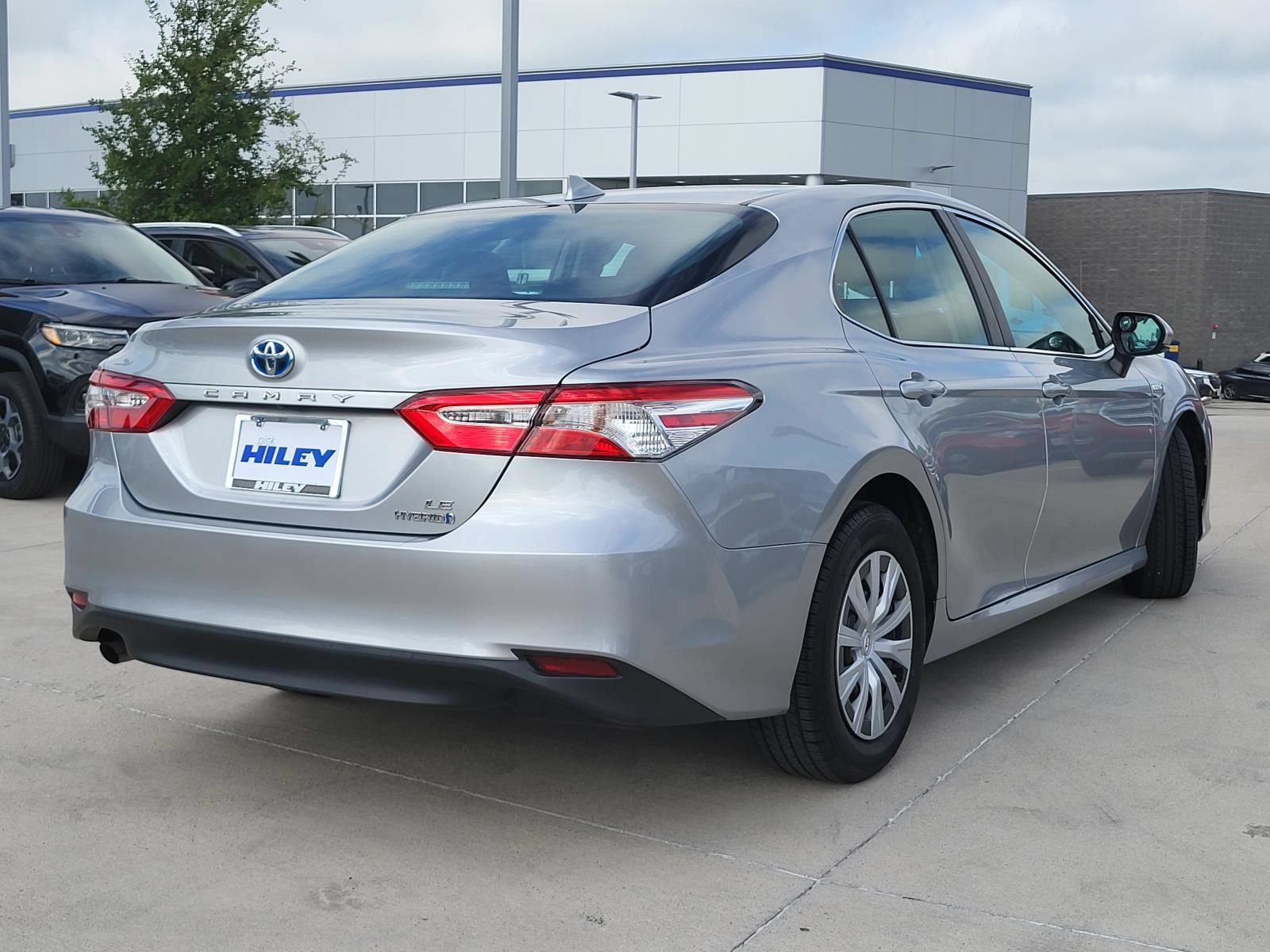 Used 2020 Toyota Camry LE FWD image 4