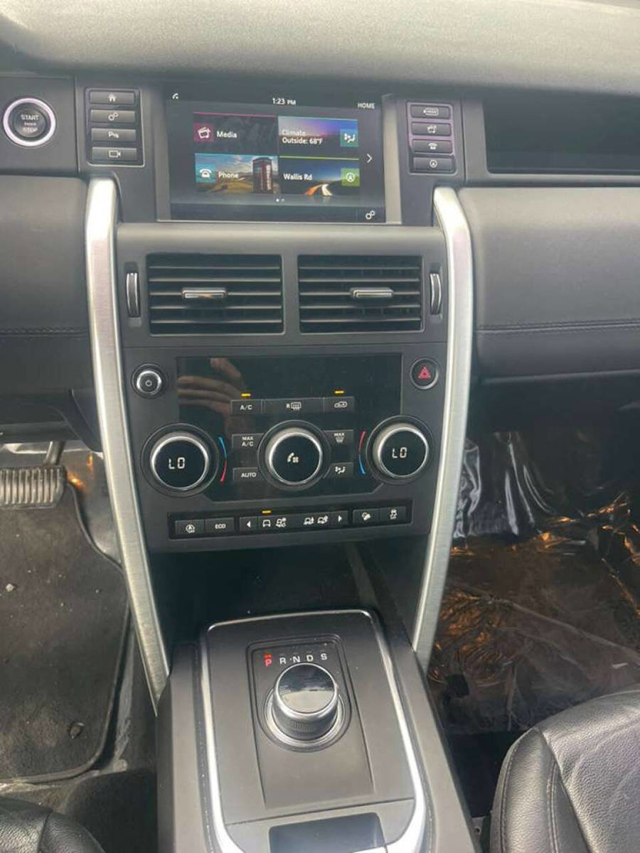 Used 2019 Land Rover Discovery Sport SE image 10