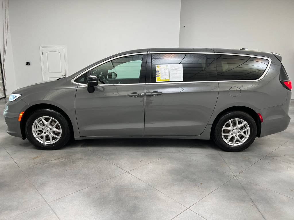Used 2025 Chrysler Pacifica Select FWD image 5