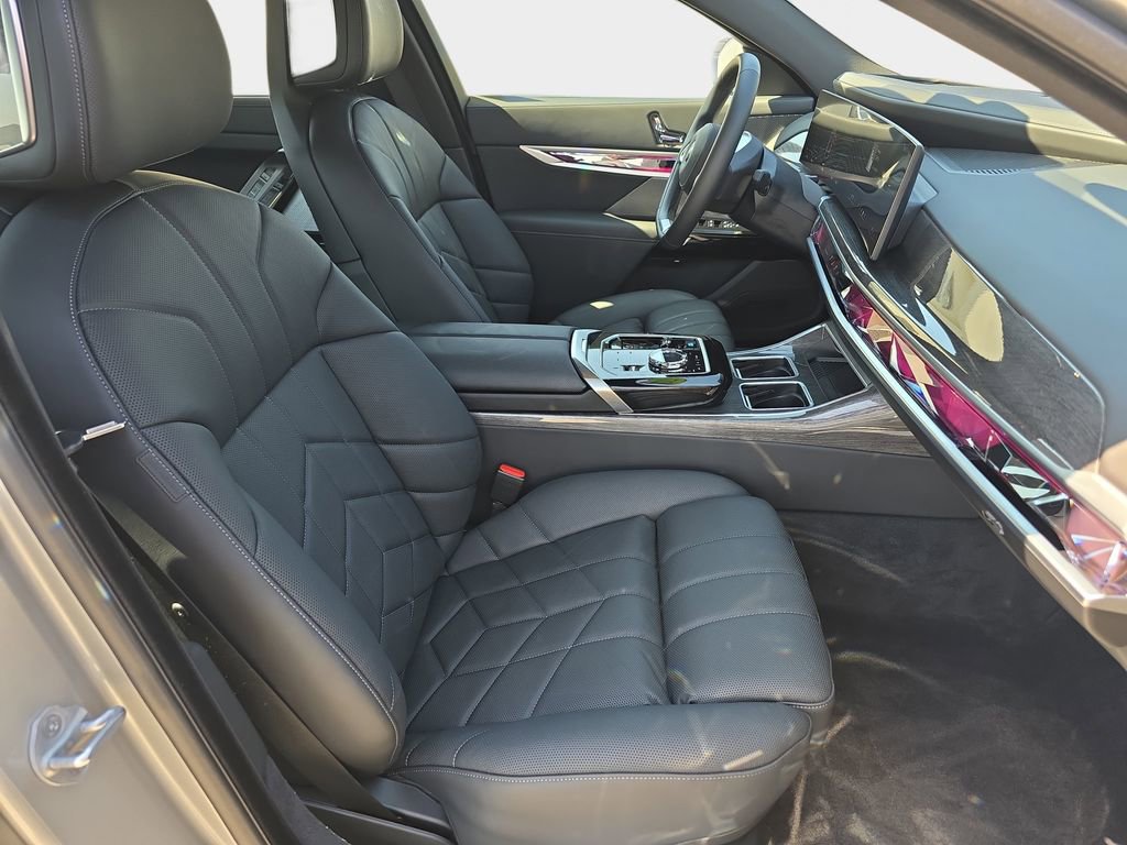 Used 2025 BMW i7 eDrive50 w/ Premium Package image 10