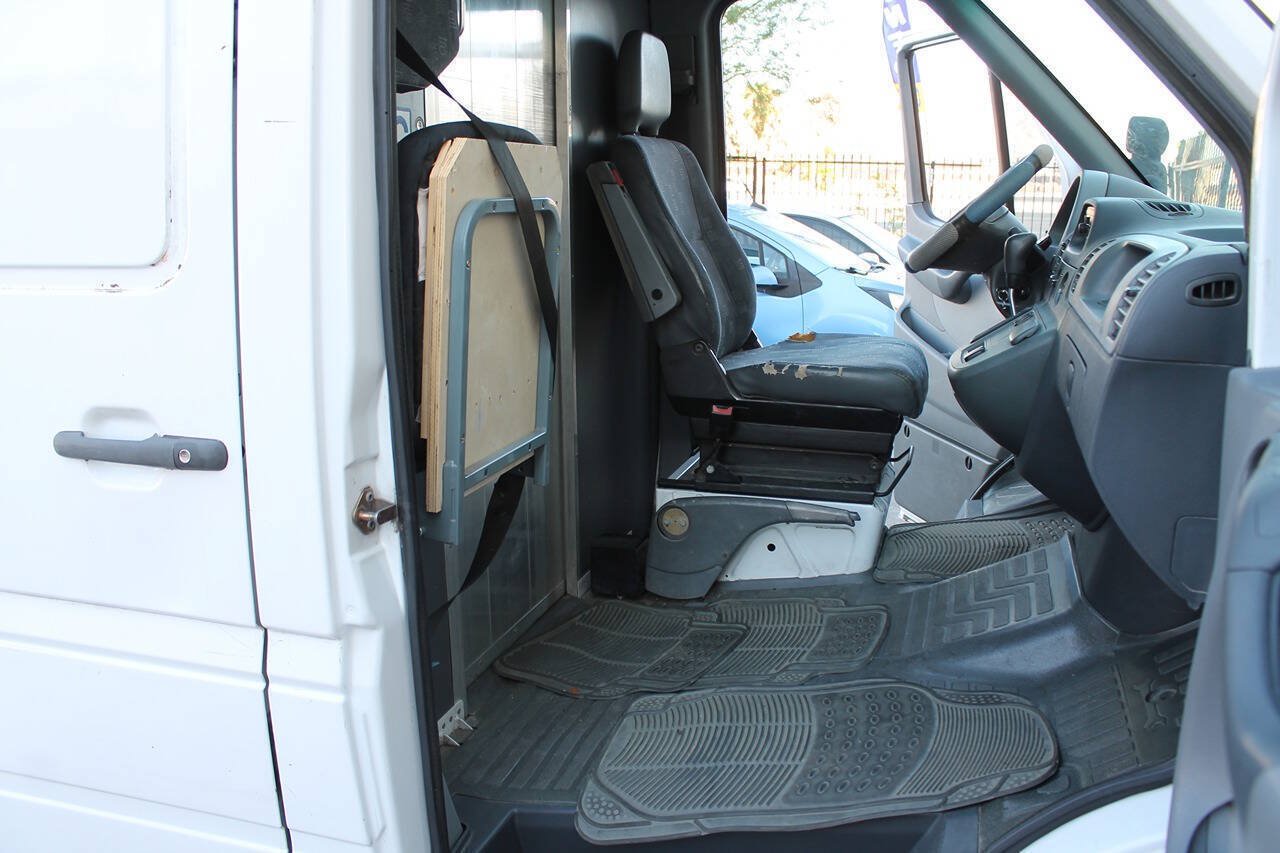 Used 2005 Dodge Sprinter 2500 w/ PWR Convenience Group RWD image 30