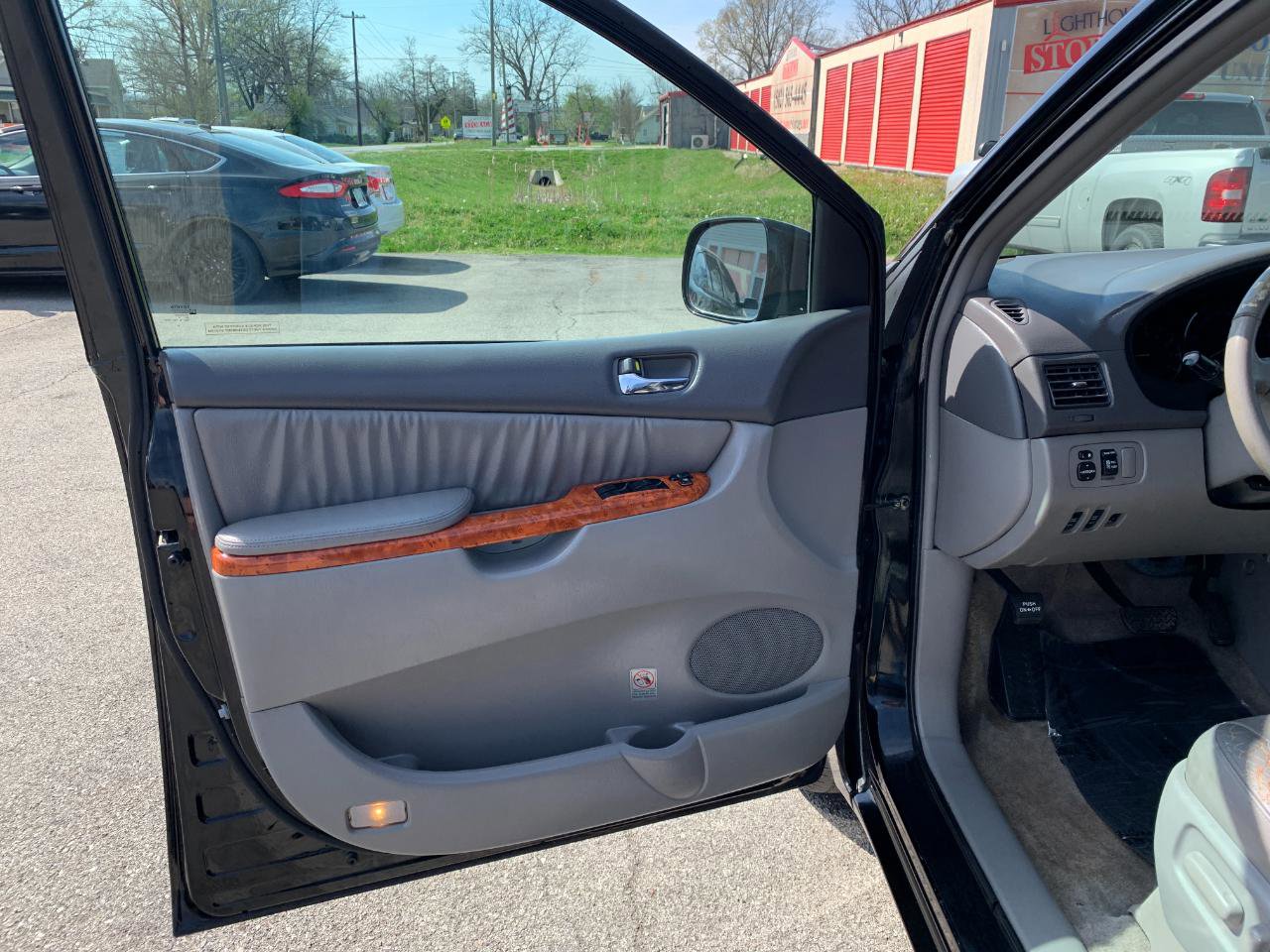 Used 2009 Toyota Sienna XLE FWD image 9