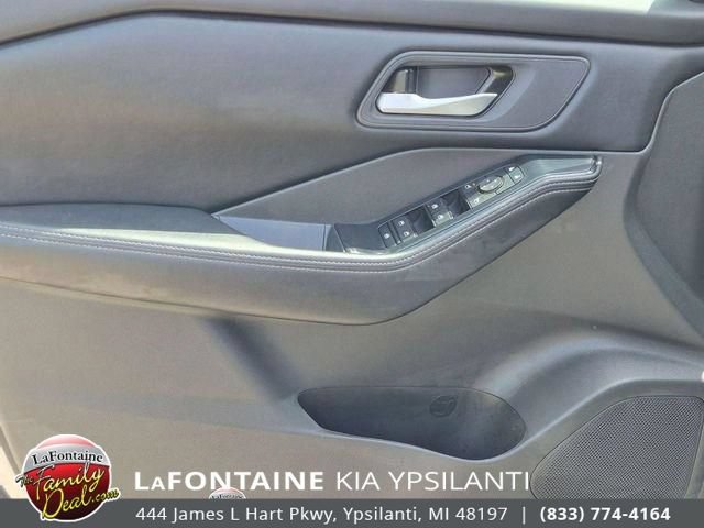 Used 2025 Nissan Rogue SV FWD image 14