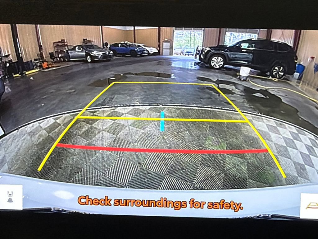 Used 2025 Toyota Camry SE w/ Convenience Package image 29