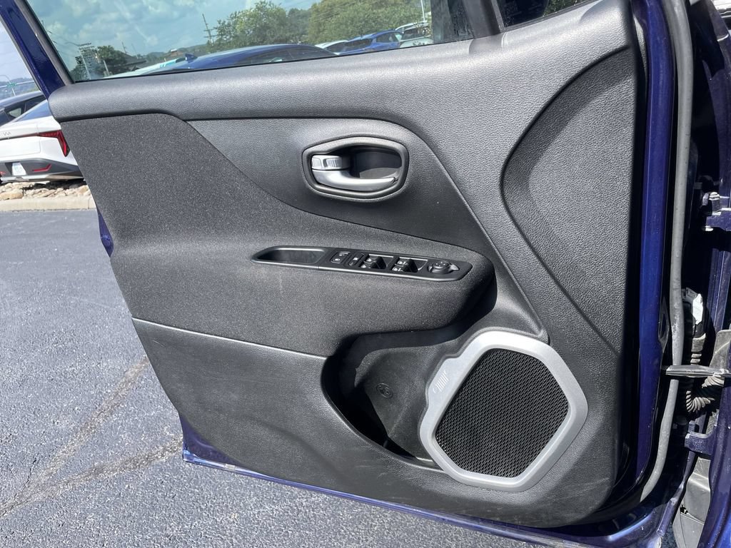 Used 2019 Jeep Renegade Latitude FWD image 18