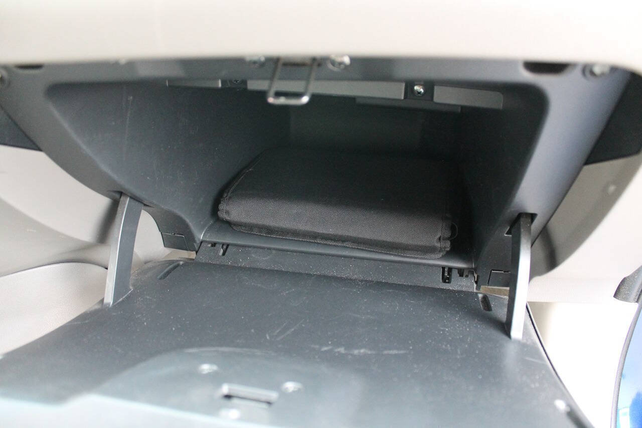 Used 2015 Nissan Versa SV FWD image 28