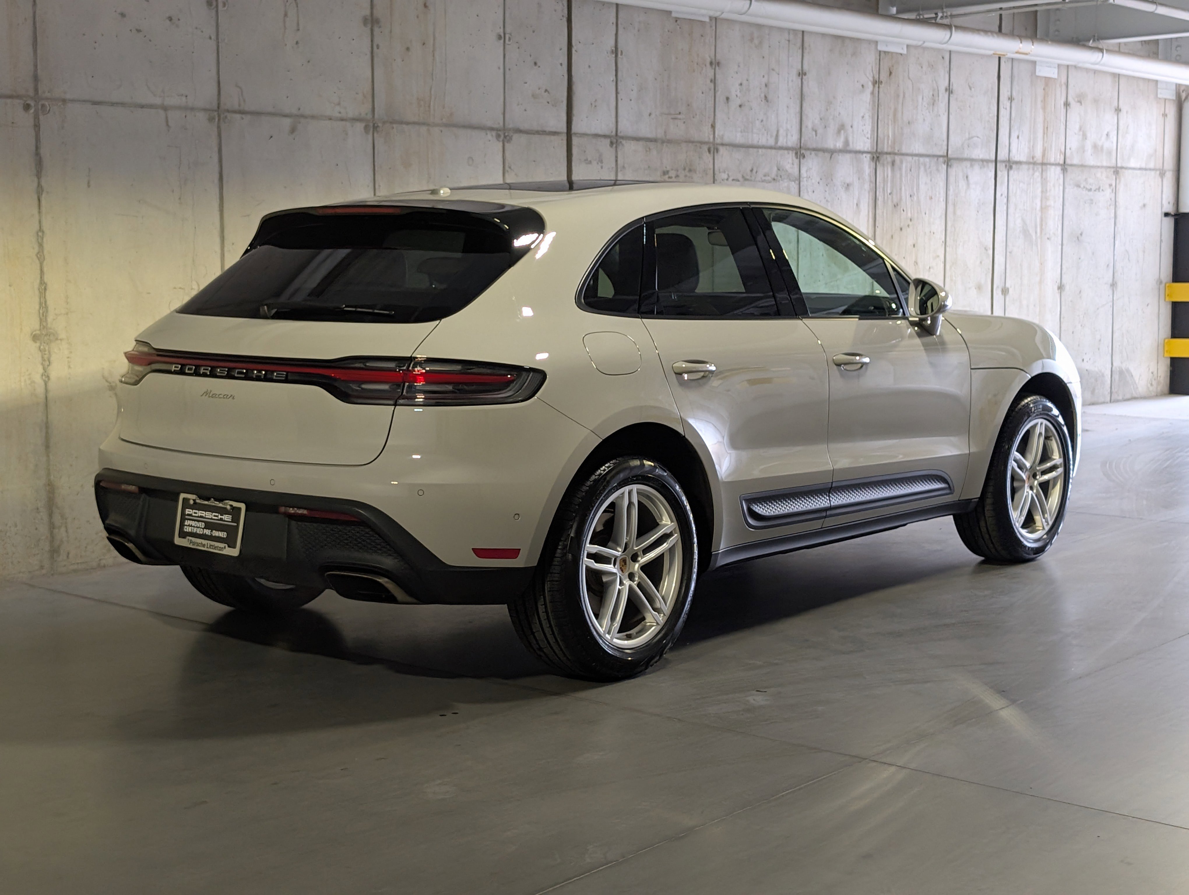 Certified 2022 Porsche Macan image 11