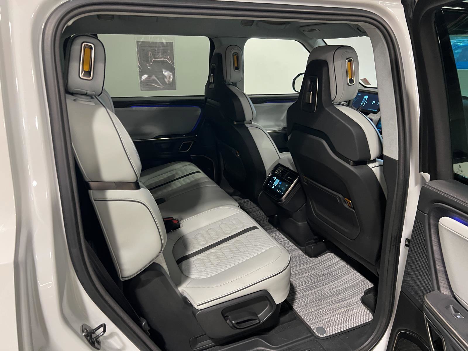 Used 2024 Rivian R1S Adventure AWD/4WD image 37