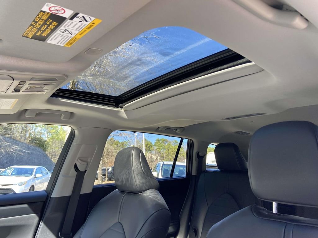 Used 2025 Toyota Highlander XLE image 19