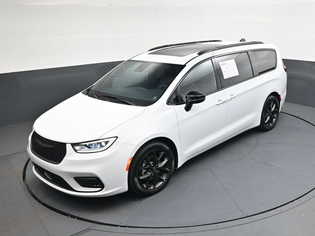 Used 2025 Chrysler Pacifica Limited image 33