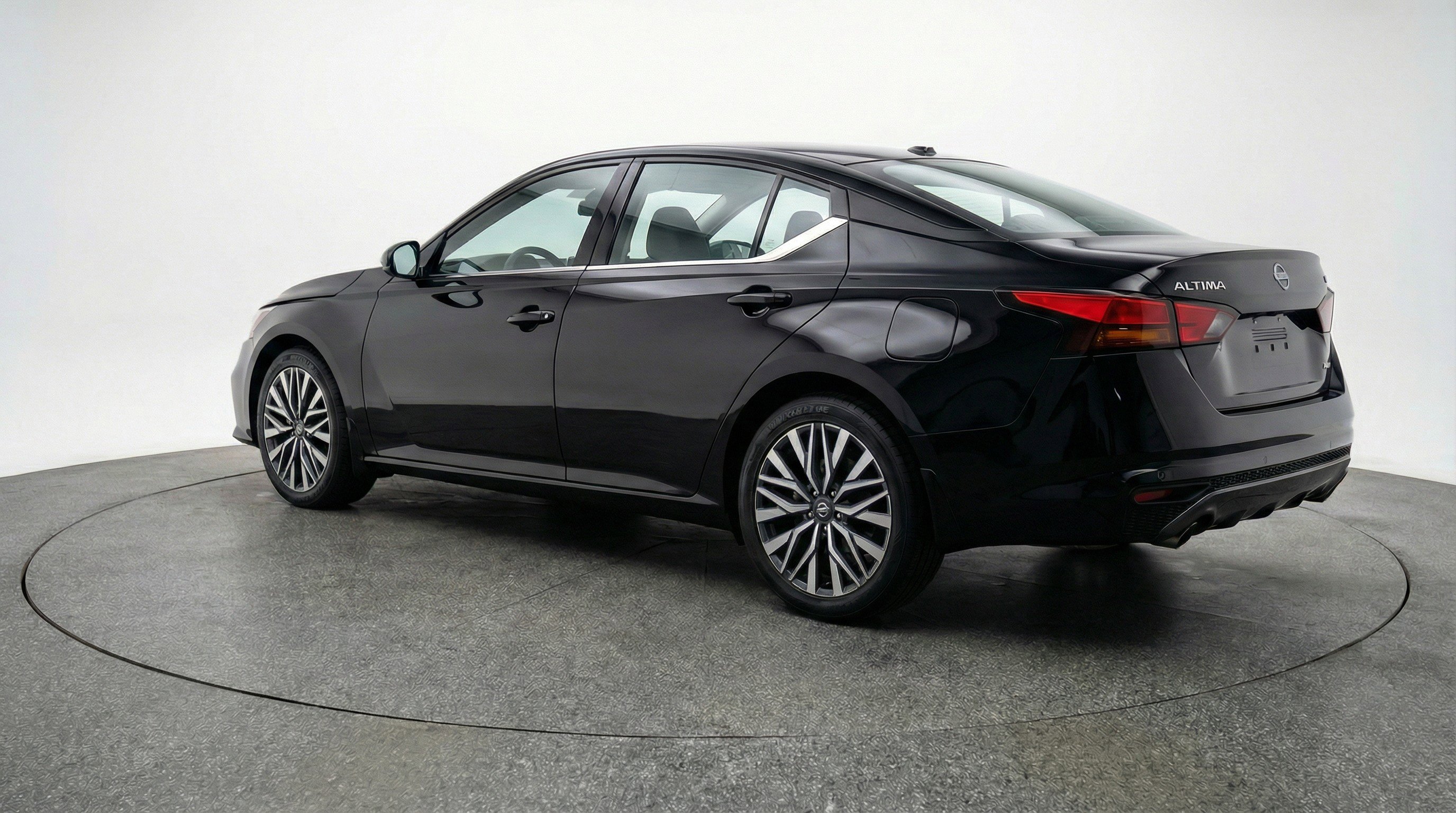 Used 2025 Nissan Altima 2.5 SV FWD image 6