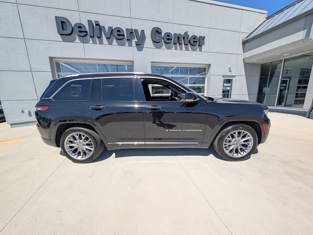 Used 2022 Jeep Grand Cherokee Summit w/ Luxury Tech Group V image 4