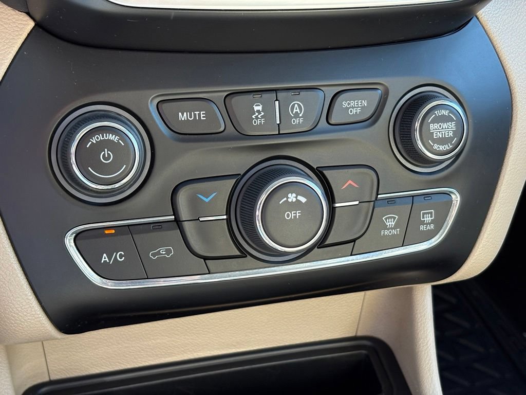 Used 2019 Jeep Cherokee Latitude w/ Popular Appearance Group AWD/4WD image 13