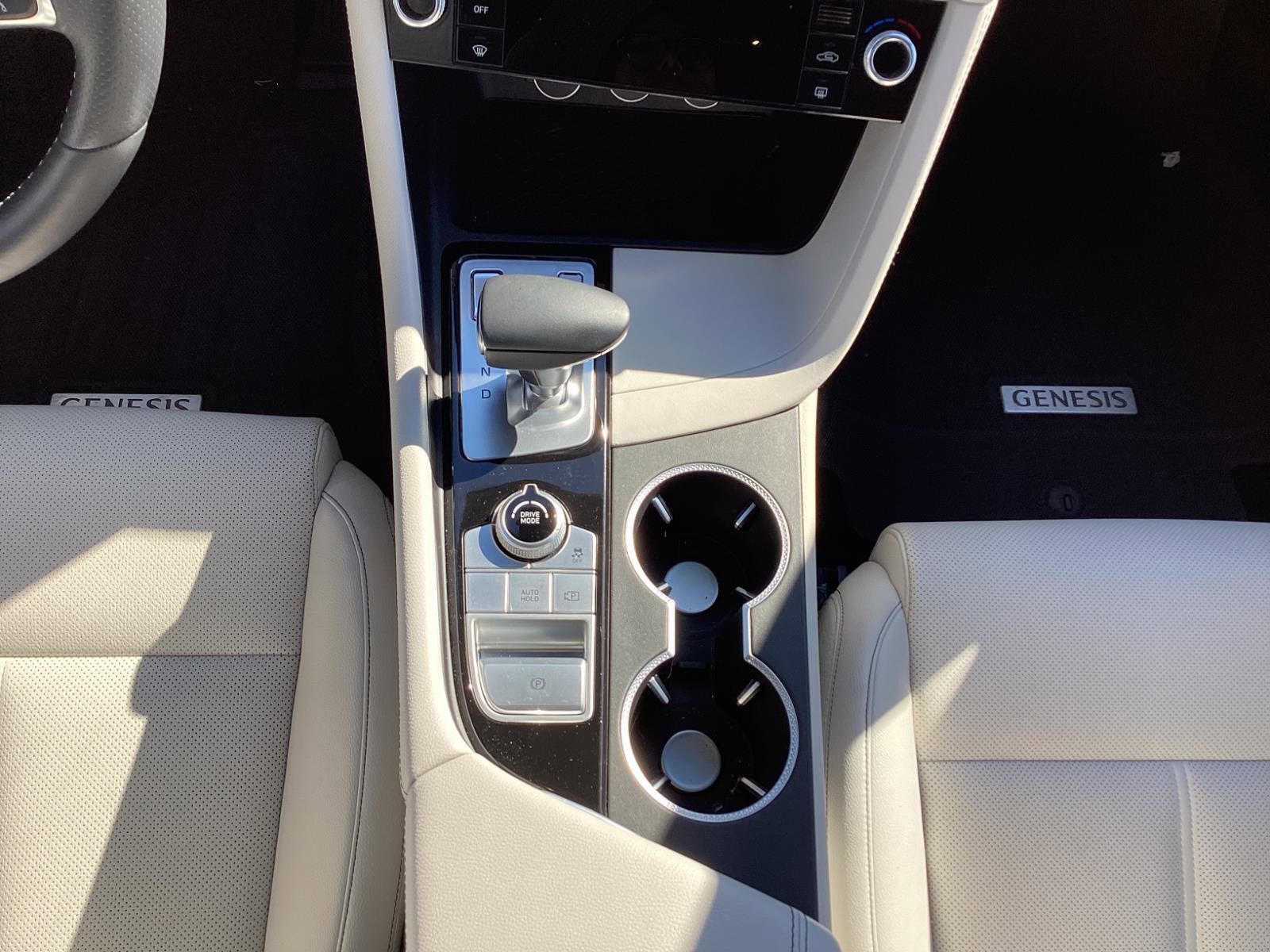 Used 2025 Genesis G70 2.5T image 18