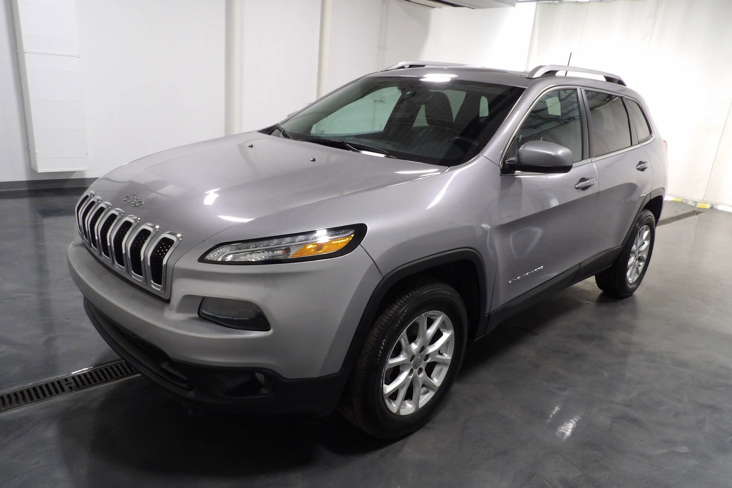 Used 2018 Jeep Cherokee Latitude Plus w/ Cold Weather Group AWD/4WD image 3