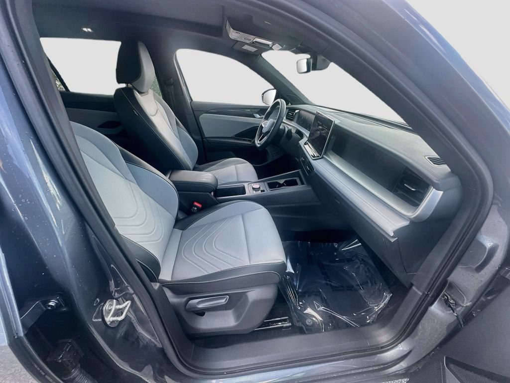 Used 2025 Volkswagen Tiguan SE R-Line FWD image 24