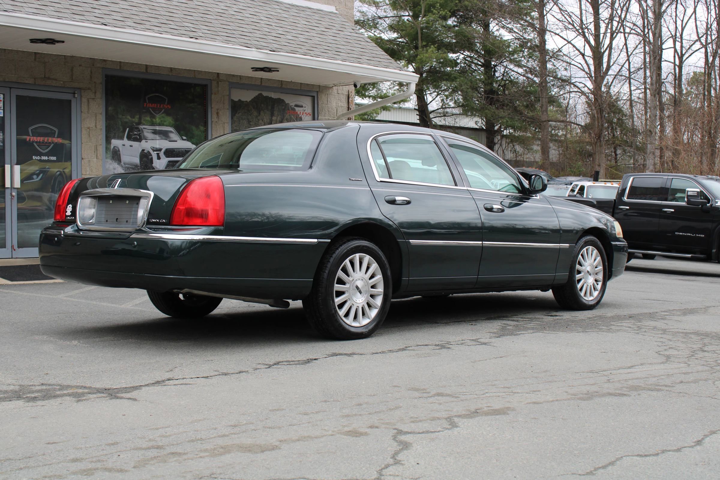 Used 2003 Lincoln Town Car Signature image 6
