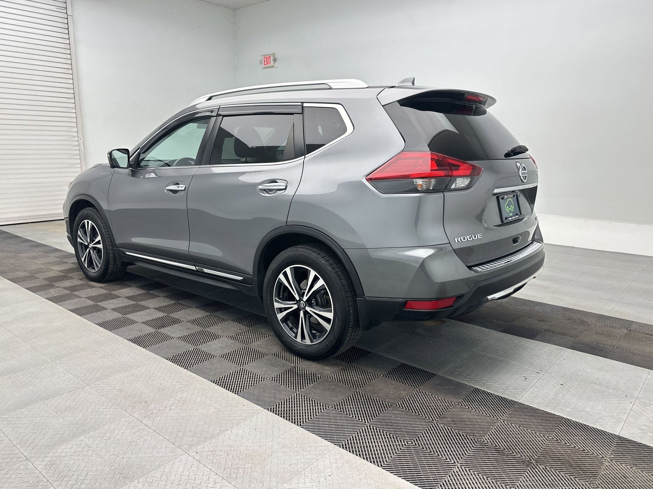 Used 2018 Nissan Rogue SL w/ Premium Package image 3