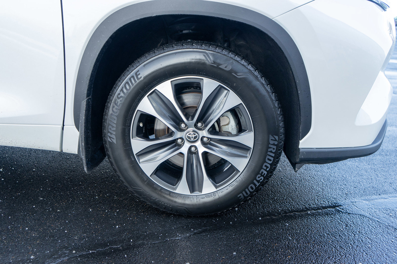 Used 2025 Toyota Highlander XLE image 11