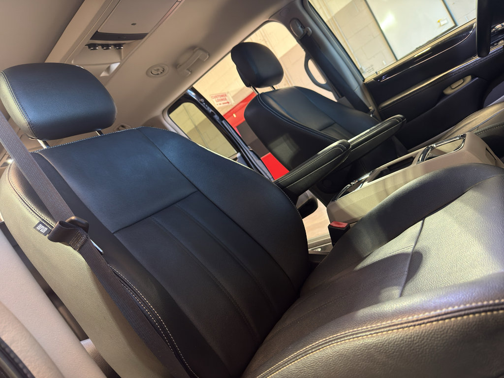 Used 2016 Chrysler Town & Country Touring FWD image 21
