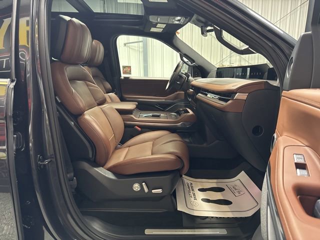 Used 2025 Lincoln Navigator Reserve AWD/4WD image 29