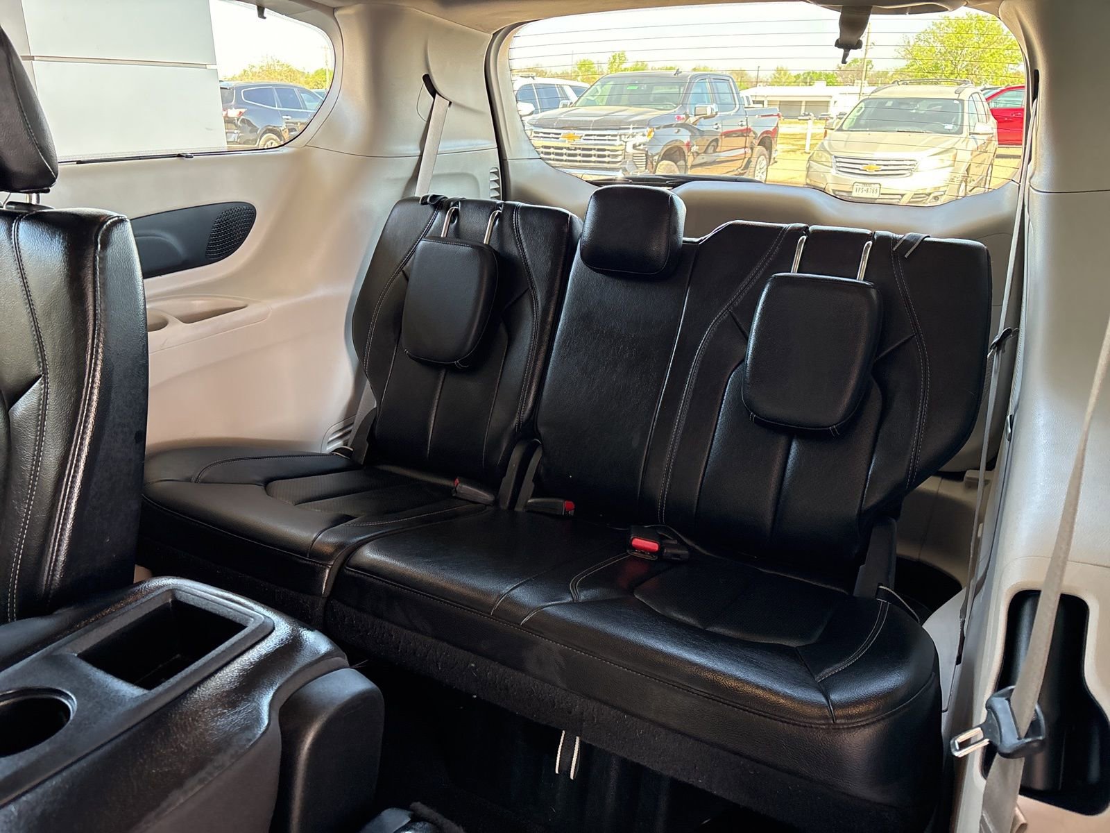 Used 2022 Chrysler Pacifica Touring-L w/ Uconnect Theater Family Group image 17