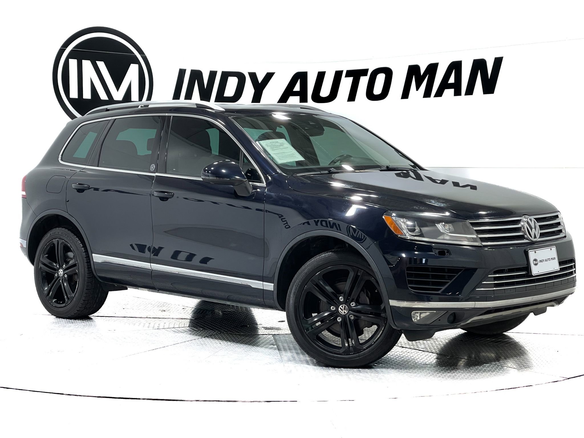 Used 2017 Volkswagen Touareg Wolfsburg Edition AWD/4WD image 2
