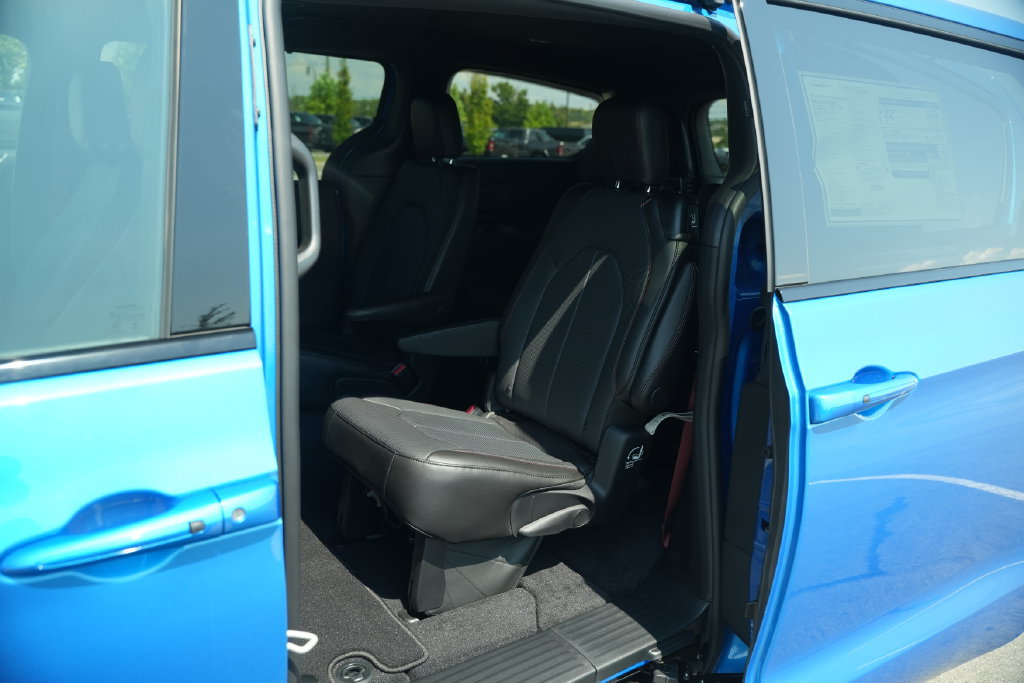 New 2027 Chrysler Pacifica Select FWD image 13